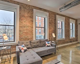 Sleek Studio Near Dtwn Dining and Entertainment - Cincinnati - Living room