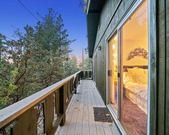 Tahquitz Chalet: Pet Friendly, Retro Chic Cabin with Lily Rock Views - Palm Springs - Balkon