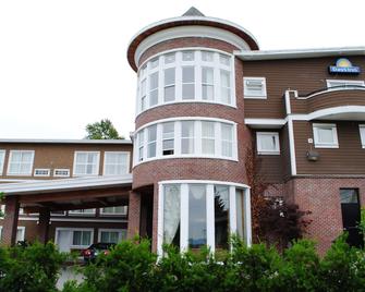 Days Inn by Wyndham Surrey - Surrey - Rakennus