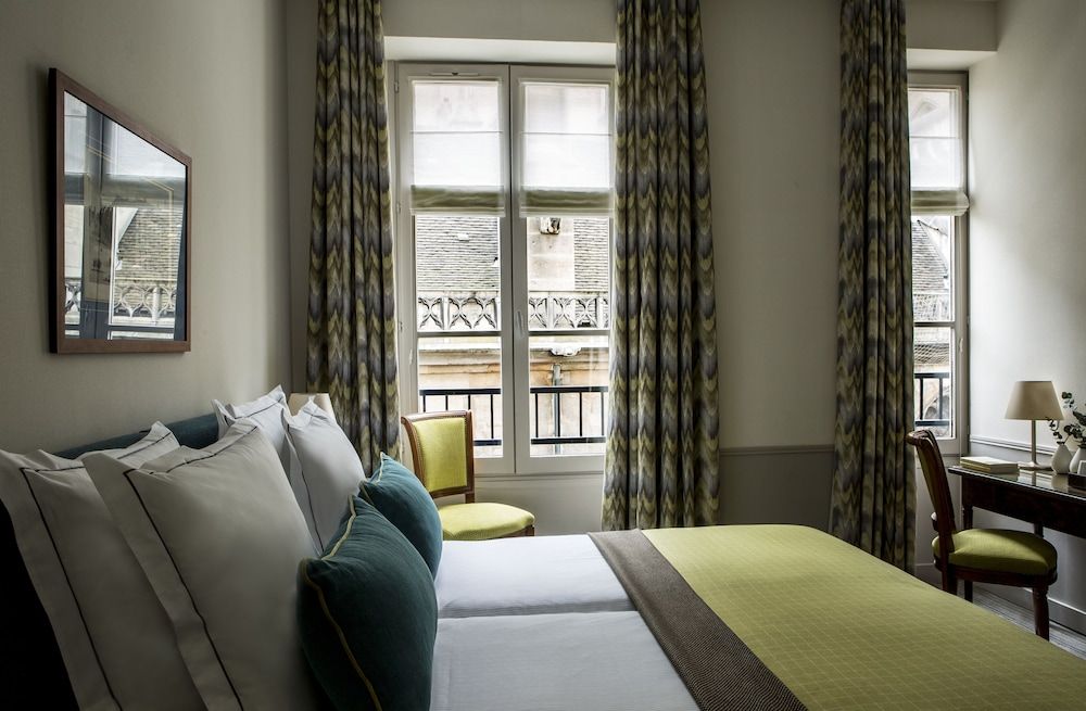 Bedroom view of Hôtel de la Place du Louvre