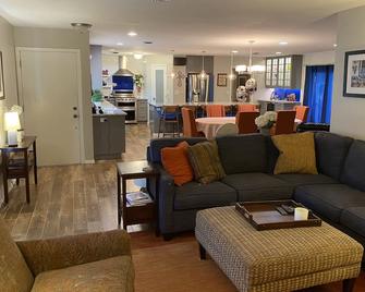 Perfect for all OSU campus events! - Stillwater - Living room