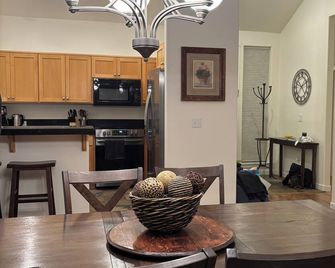 Private, serene, & supremely comfortable. And dog friendly too! - Redmond - Comedor