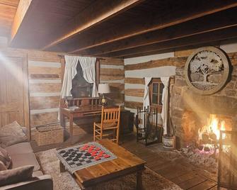 Cozy Cabin w/ Natural Beauty! 2-bedroom cabin in wonderful Bedford, VA. - Bedford - Wohnzimmer