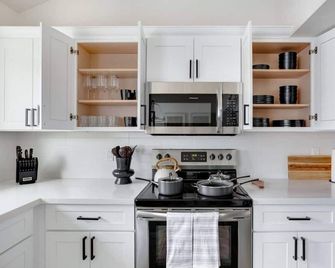 Alameda · Scenic Mountain Getaway near Premier Golfing - Gold Canyon - Cocina
