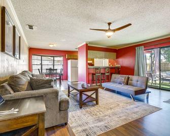 Family-Friendly Mobile Retreat w/ Spacious Yard! - Tillmans Corner - Living room
