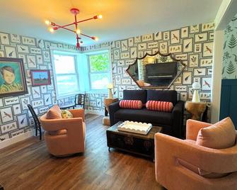 Sherwood Farmhouse: A Stylish Escape in Manhattan – Your Home Away From Home! - Manhattan - Living room