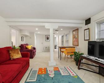 Quaint one bedroom blocks from city park and the fairgrounds - New Orleans - Living room