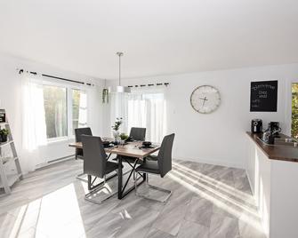Maison de 4 Lits. 1.5 Salle de Bain. Situe a val D'or - Val-d'Or - Dining room