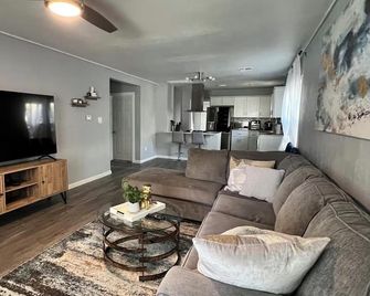 Cute Bungalow on Quiet Street - Shawnee - Soggiorno