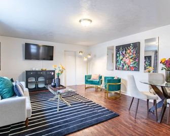 3br Home | 2-Designated Parking | Up To 10 Guests - Pittsburgh - Living room