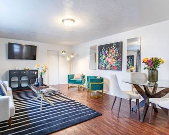 3BR Home | 2-Designated Parking | Up To 10 sleeps - Pittsburgh - Olohuone