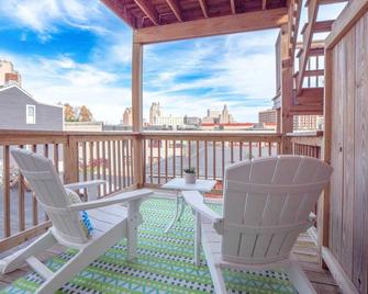 Jennifer's Private Amazing View Walkable Apartment with Relaxing Deck - Providence - Balcony