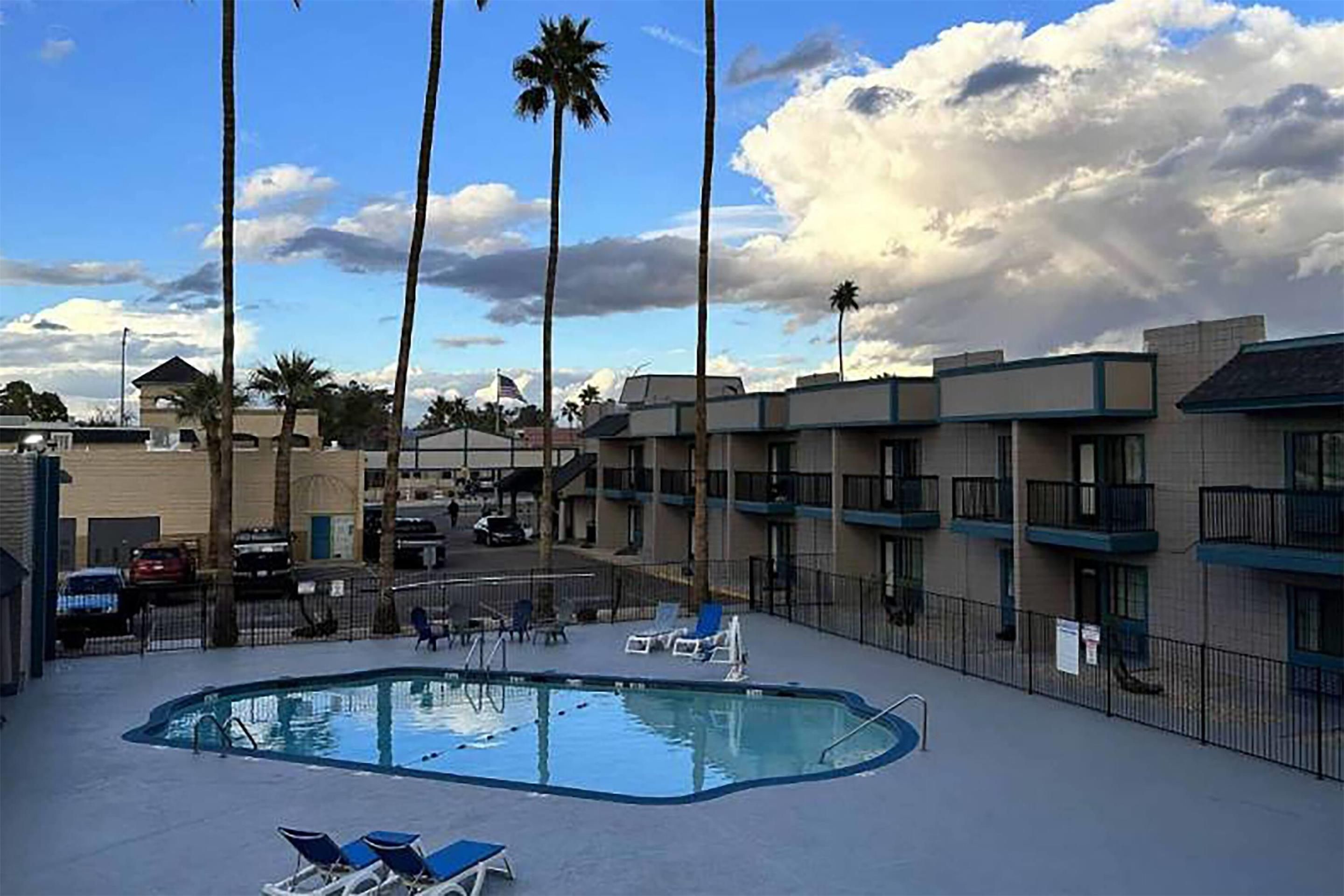 Super 8 by Wyndham Mesa Downtown Near Convention Center - Mesa - Piscina