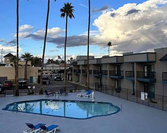 Super 8 by Wyndham Mesa Downtown Near Convention Center - Mesa - Piscina
