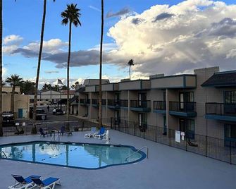 Super 8 by Wyndham Mesa Downtown Near Convention Center - מסה - בריכה