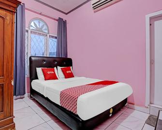 OYO 90289 Lestari Syariah Homestay - Cirebon - Slaapkamer