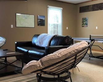 Minutes from New River Gorge! Country setting - great for families and friends! - Fayetteville - Вітальня