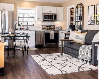 The Eagle's Nest: A Charming Oasis Minutes from Decatur Square - Decatur - Kitchen