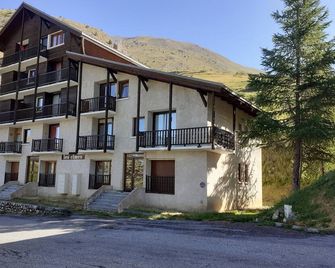 Beautiful apartment above Molines en Queyras, with breathtaking mountain views. - Molines-en-Queyras - Bâtiment