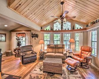 Near Hikes Cabin with Furnished Deck in Show Low - Show Low - Living room