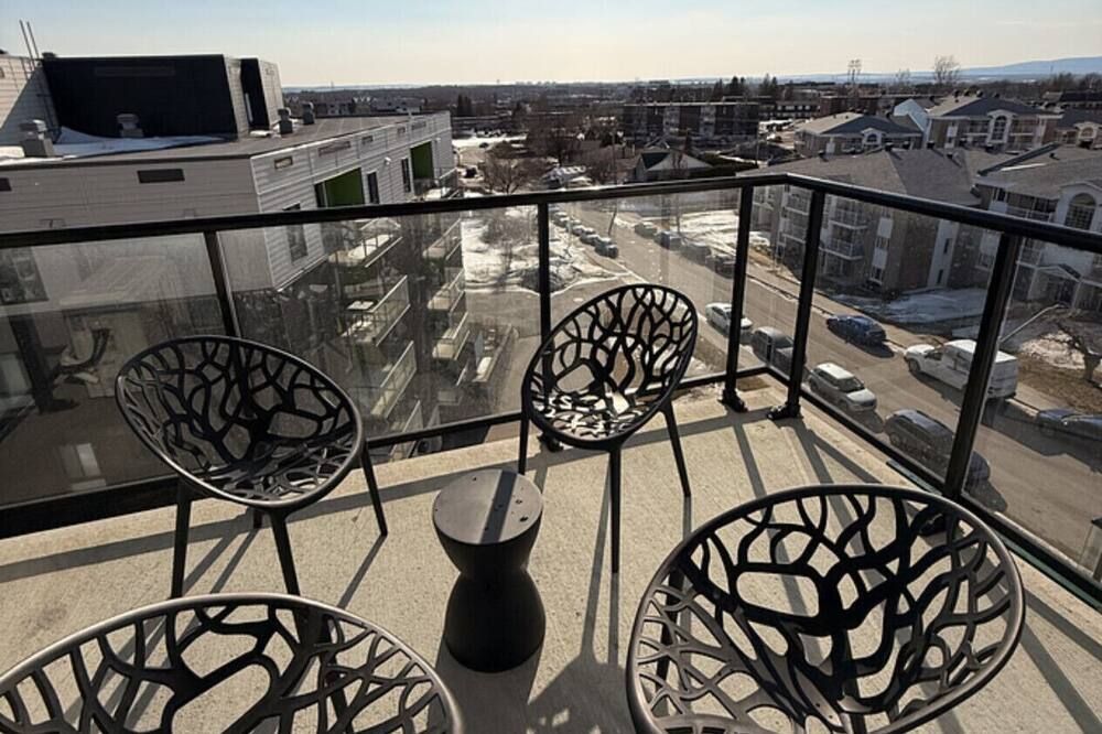 Modern 1-Bedroom Apartment in Quebec | Le Prisme - Québec City - Balcony