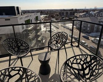 Modern 1-Bedroom Apartment in Quebec | Le Prisme - Québec City - Balcony