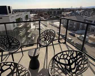 Modern 1-Bedroom Apartment in Quebec | Le Prisme - Québec City - Balcony