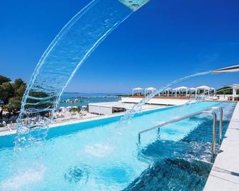 منتجع زاتون هوليداي - نين - حوض السباحة