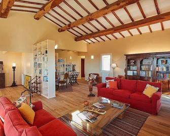 Villa Flores: An elegant and welcoming two-story villa located on top of a small hill, with Free WI-FI. - Grosseto - Wohnzimmer