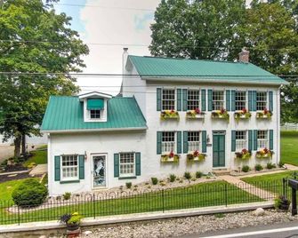 Cozy efficiency ONE large room ONE QUEEN bed apartment with kitchenette no oven. - Batavia - Building