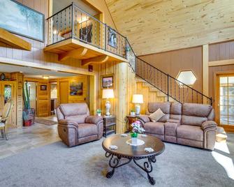 Sunny Cedaredge Home w/ Mtn Views - Hike & Fish! - Cedaredge - Sala de estar