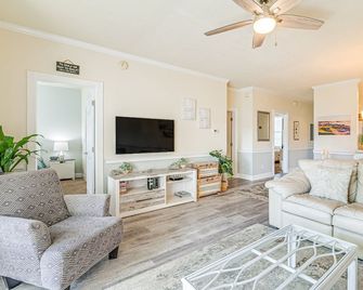 Pools & Golf, 2 Mi to Beach: Myrtle Beach Condo! - Myrtle Beach - Living room