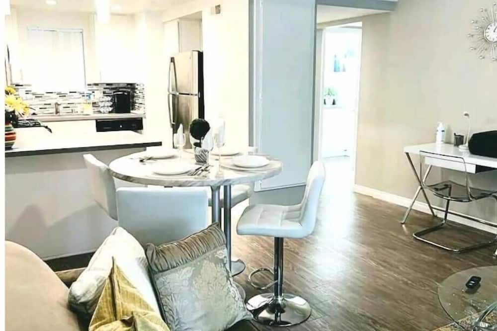 Elegant/business/retreat King bed/RokuTV/1br 1bath - Santa Ana - Comedor