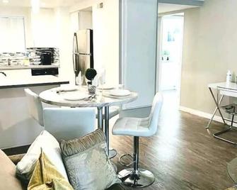 Elegant/business/retreat King bed/RokuTV/1br 1bath - Santa Ana - Menjador