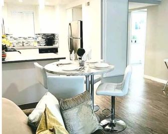 Elegant/business/retreat King bed/RokuTV/1br 1bath - Santa Ana - Comedor