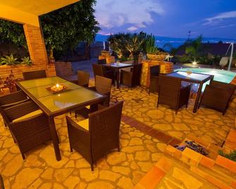 B&B La Collina Felice - Pellaro - Patio