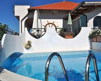 Casa Lolita A: A cozy apartment located on a hillside, facing the sea, with Free WI-FI. - Furore - Bazén