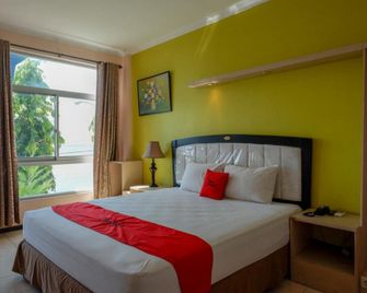 RedDoorz Plus Syariah @ Hotel Boulevard Luwuk - Luwuk - Habitación