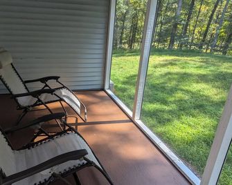 Cozy and private cabin getaway with fireplace - Hawley - Balkón