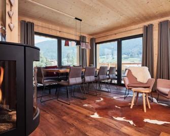 mit 4 Schlafzimmern für bis zu 8 P. by Interhome - Steinach am Brenner - Wohnzimmer