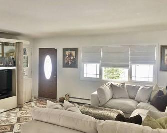 Blissful Luxury- Private room w/hotel amenities - Huntington - Sala de estar