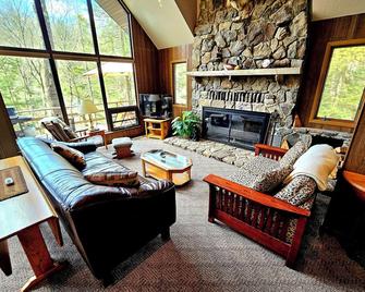 Private Couple's Retreat Mountain Chalet - Farmington - Sala de estar