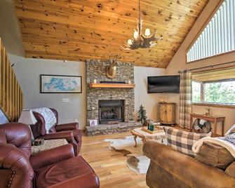 Picturesque Murphy Cabin w/ Fire Pit & Views! - Murphy - Wohnzimmer