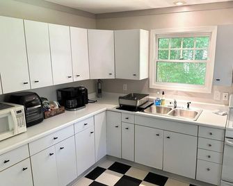 Saugatuck - Dog-Friendly, Fenced Yard! Beautiful Garden - Douglas - Kitchen