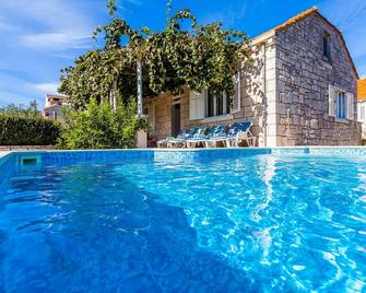 Green Garden House - Žrnovo - Piscina