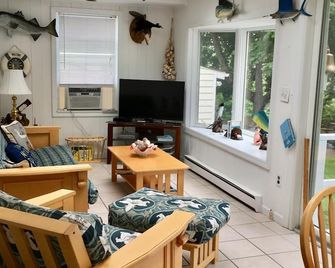 Hither Hills 2br Montauk Cottage - Walk To Beach! - Montauk - Living room