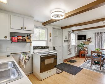 Walk To Gray Lake Pet-Friendly Cottage - Lake - Kitchen