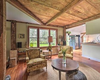 Renovated Catskills Farmhouse w/ Game Room! - Treadwell - Living room