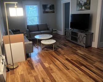 Cozy 3-bedroom house in charming Pennington NJ - Pennington - Sala de estar