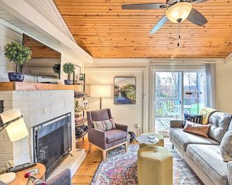 Sunny Hill Cottage Dry Ridge Escape W/ Deck - Dry Ridge - Living room